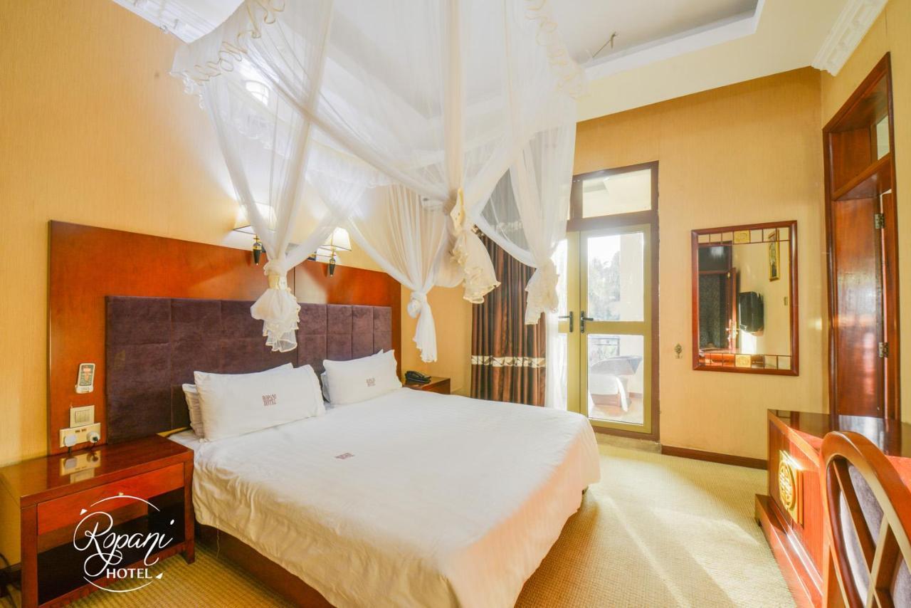 Ropani Hotel Kitende Ngoại thất bức ảnh