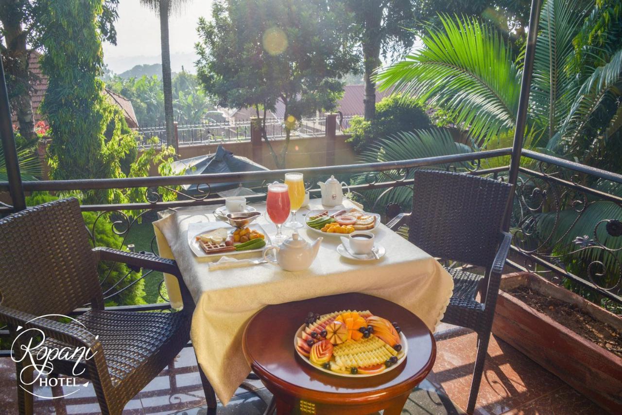 Ropani Hotel Kitende Ngoại thất bức ảnh