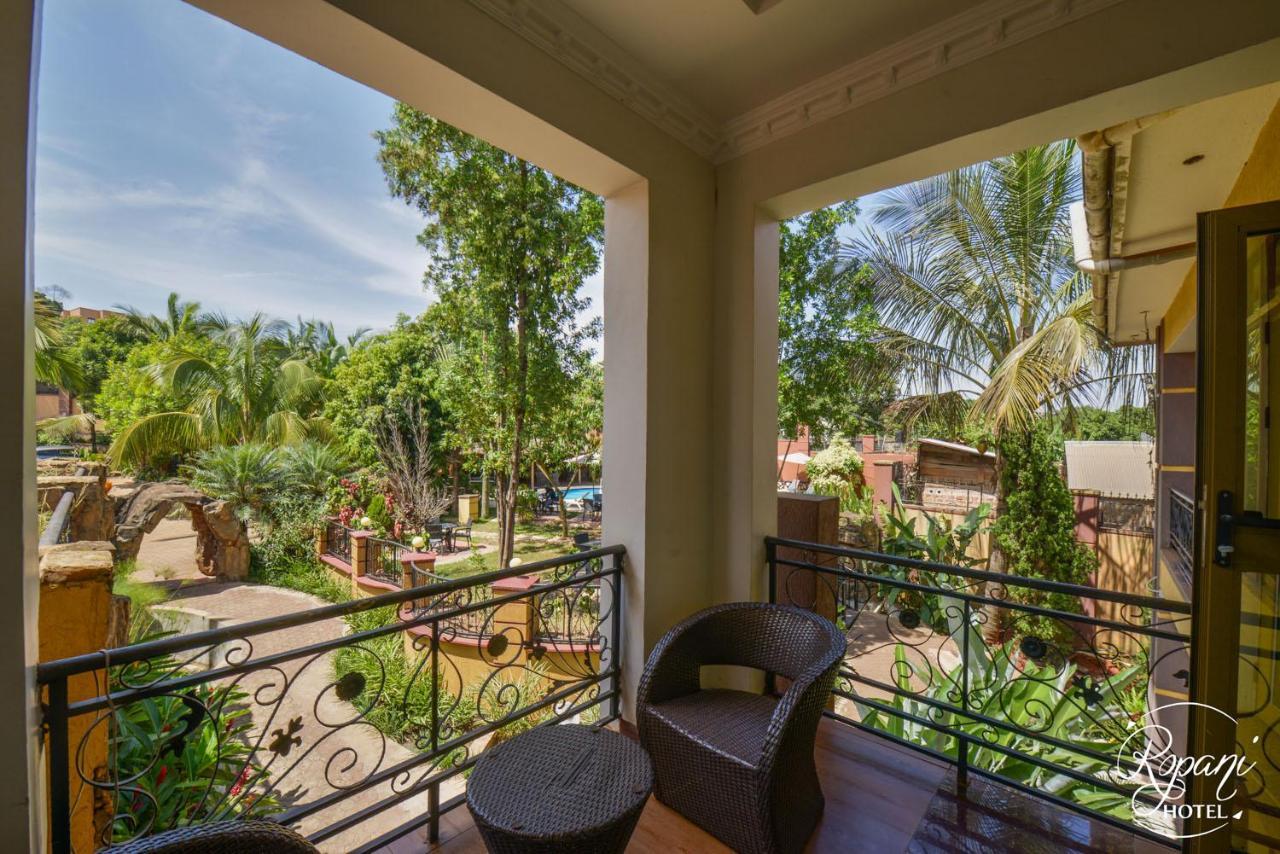 Ropani Hotel Kitende Ngoại thất bức ảnh