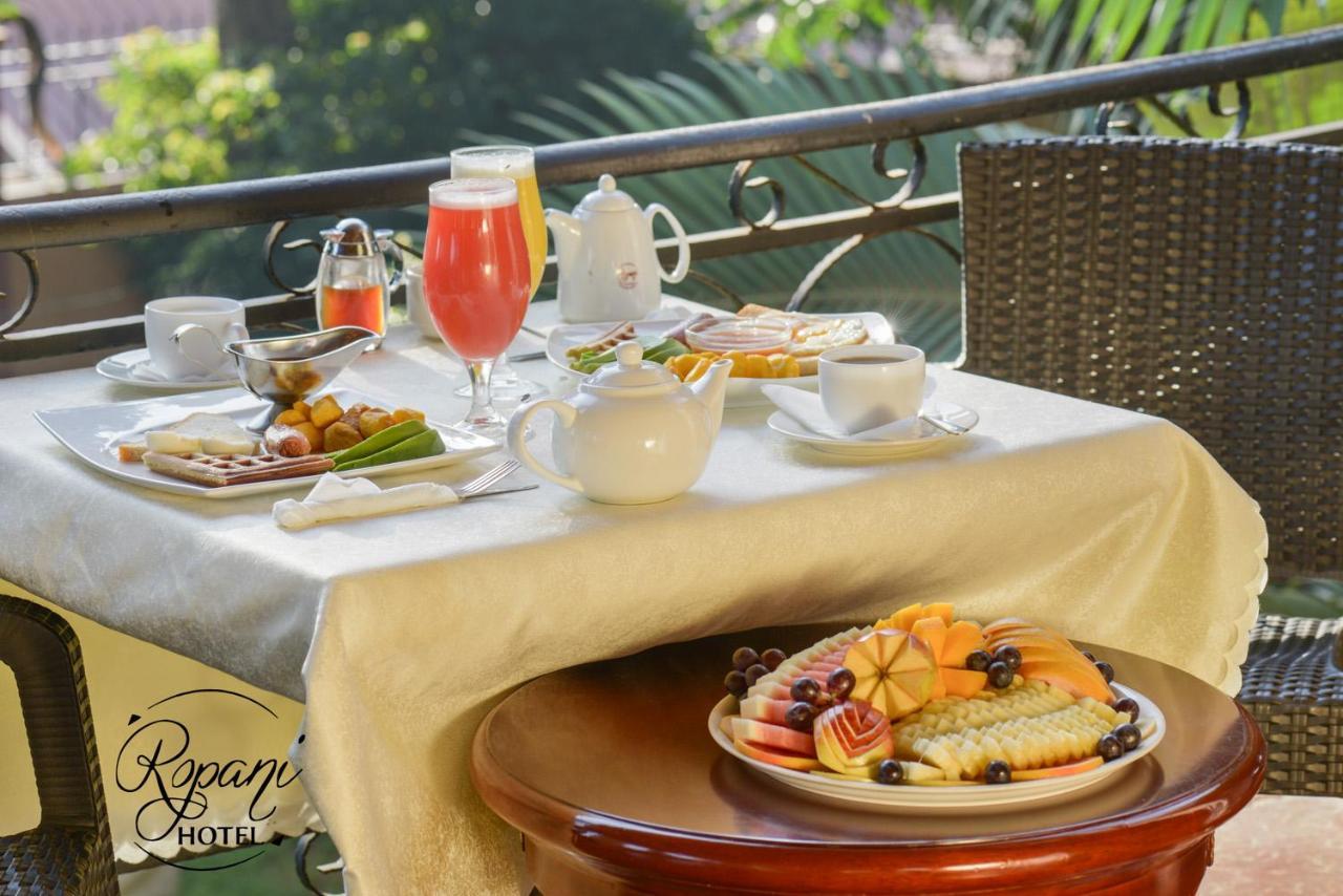 Ropani Hotel Kitende Ngoại thất bức ảnh