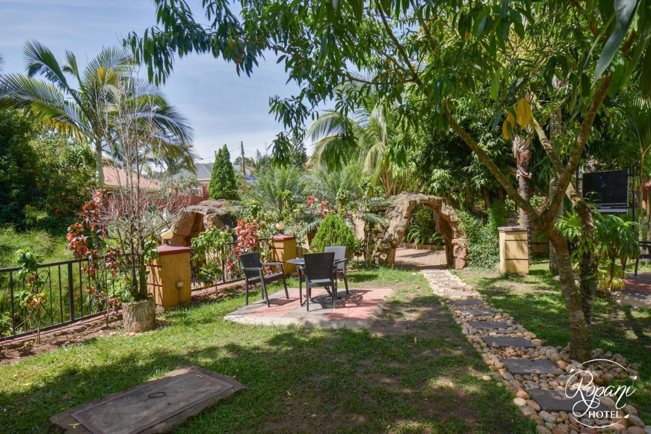 Ropani Hotel Kitende Ngoại thất bức ảnh