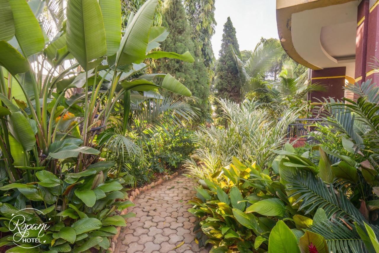 Ropani Hotel Kitende Ngoại thất bức ảnh